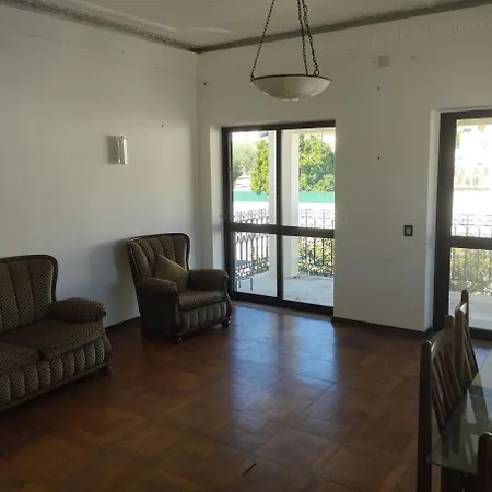 The Wolves' Den Bombarral